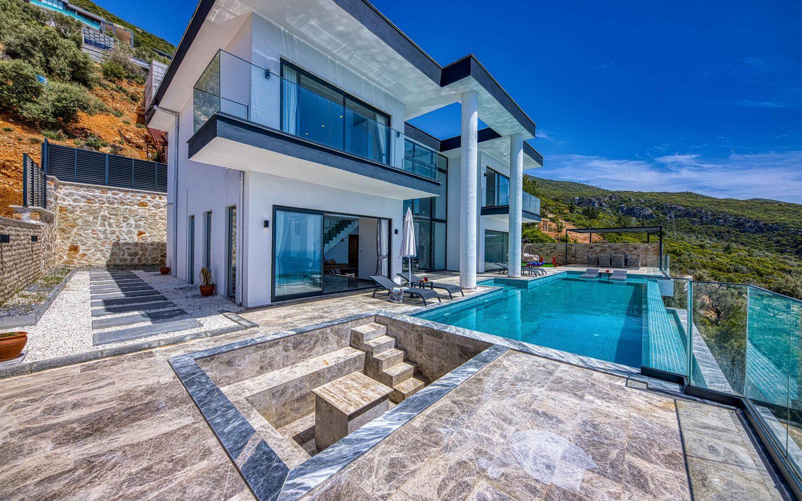 A villa with infinity pool on the Costa Blanca